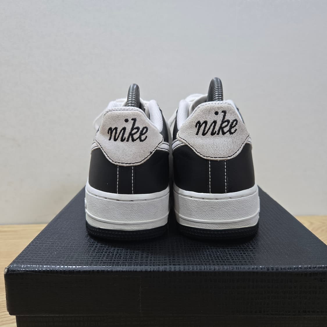 246 나이키 에어포스1 로우 블랙 화이트 상품이미지4