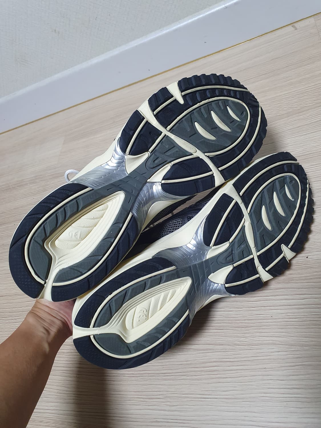 아식스 젤 1090 v2 오이스터 그레이 305 상품이미지7