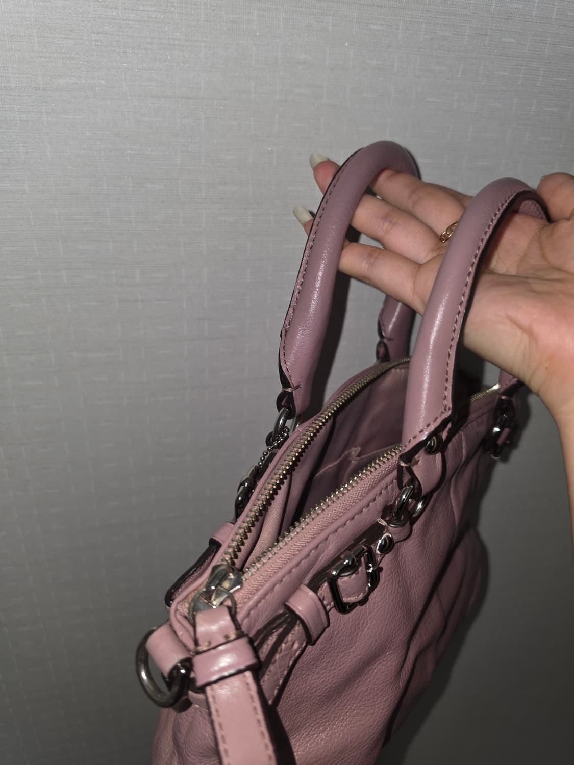 pink❤️coach pink cross bag 상품이미지3
