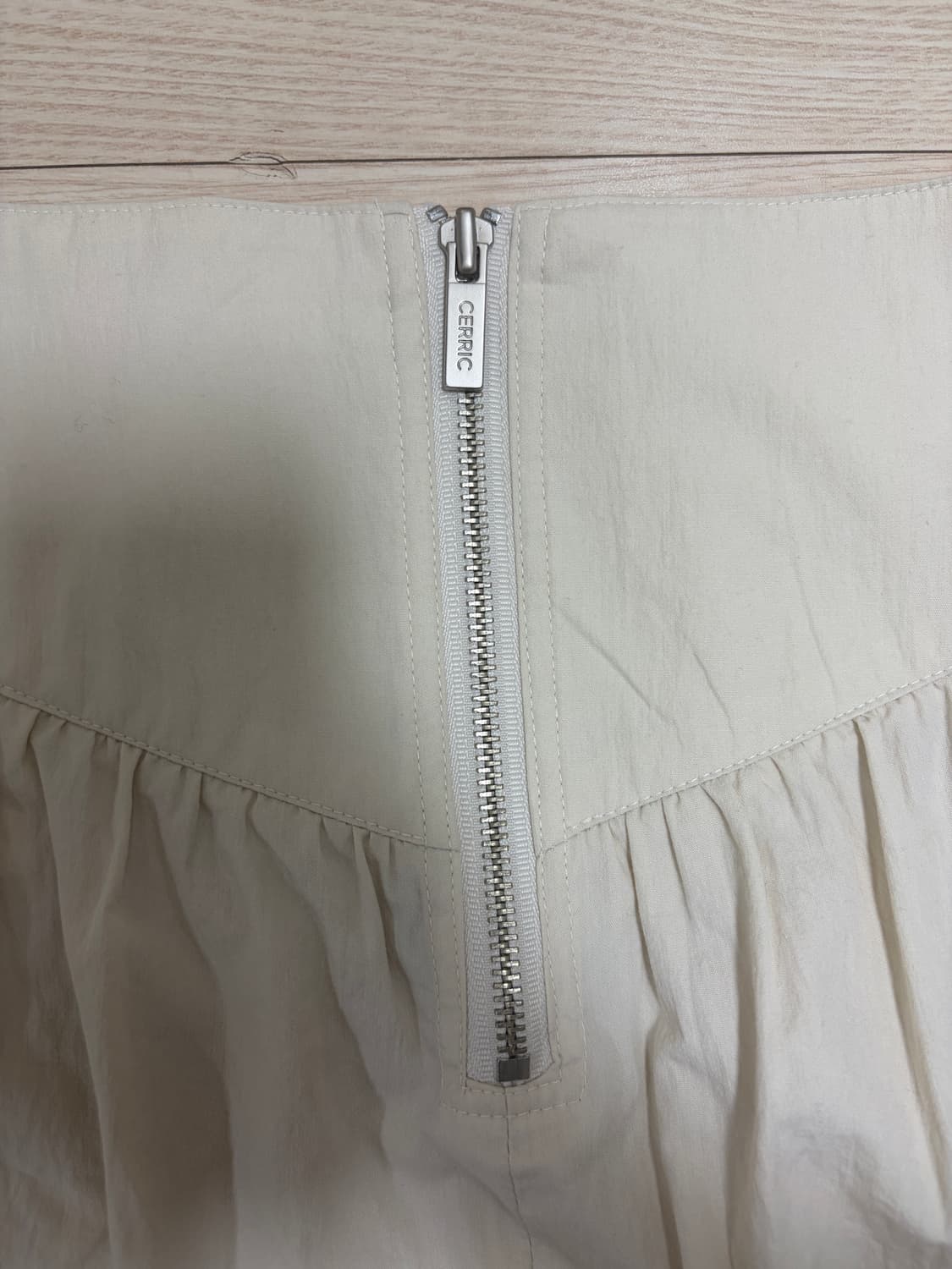 세릭 ASYMMETRIC INCISION SKIRT / BEIGE 상품이미지5