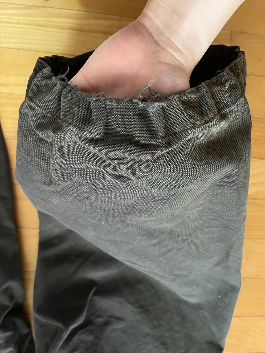 해칭룸 오버덕팬츠 워시드차콜 4 상품이미지3