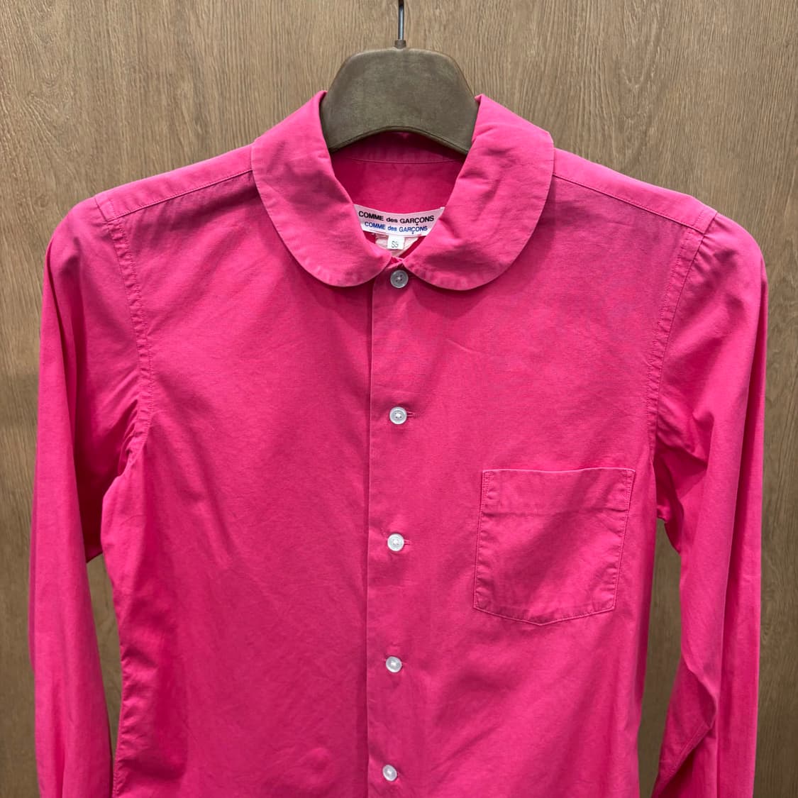 꼼데가르송 긴팔 셔츠 라운드 카라 싱글 포켓 무지 디테일 레귤러핏 핑크 상품이미지4