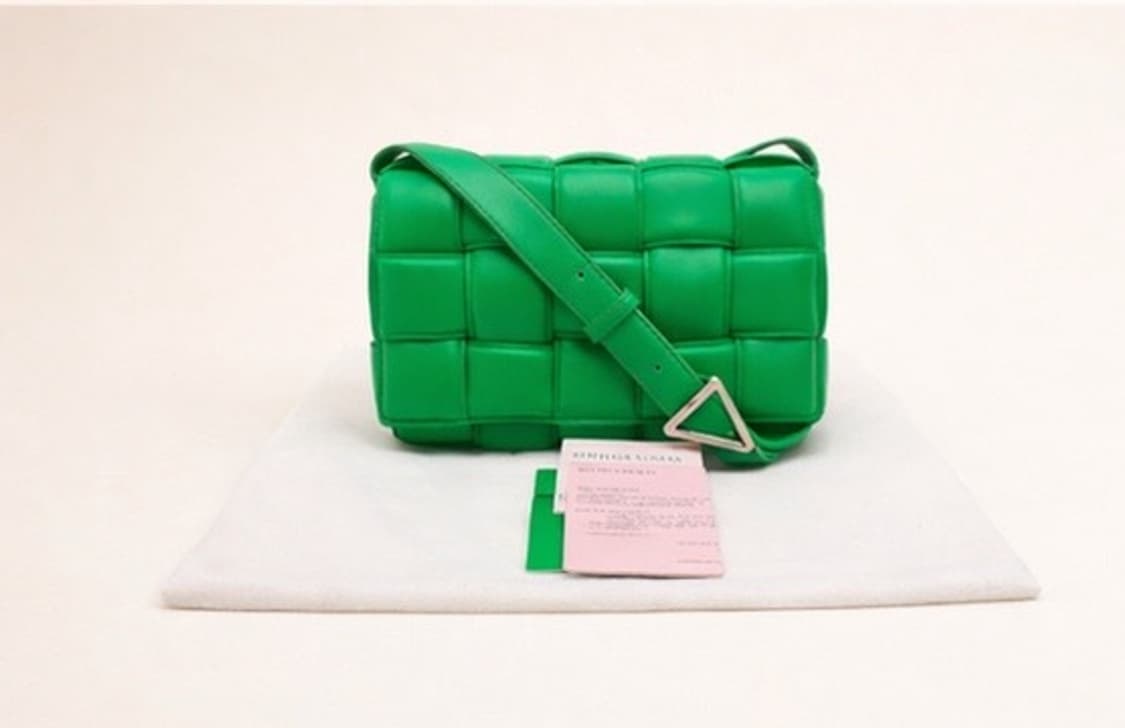 [S급] 보테가베네타 레더 패딩 카세트백 판매합니다!!! 상품이미지1