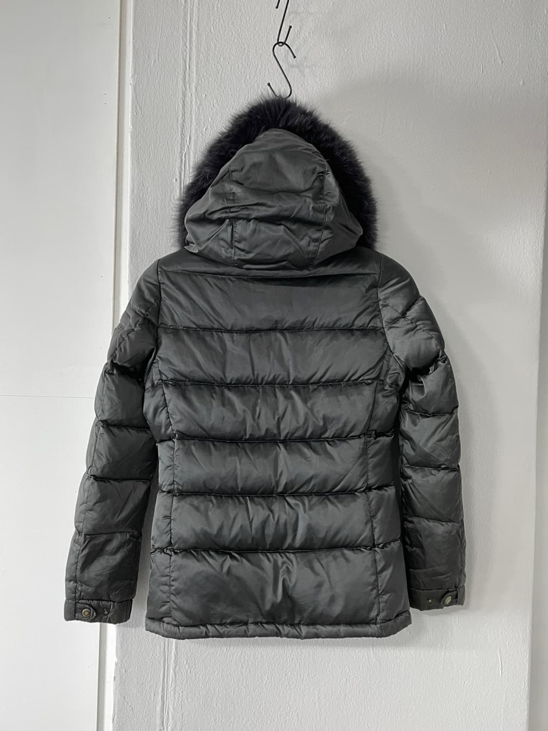 프라다 삼각 로고 폭스 퍼 패딩 상품이미지2