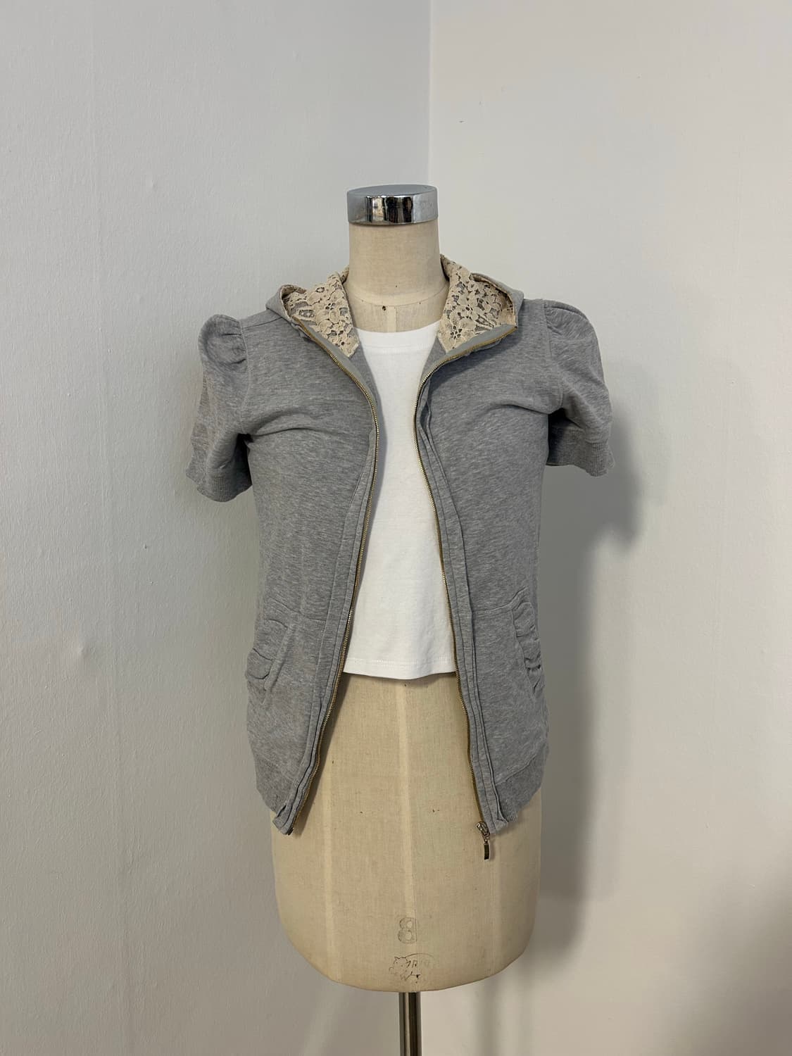 MAX&Co. 레이스 후드 퍼프 슬리브 집업 상품이미지1