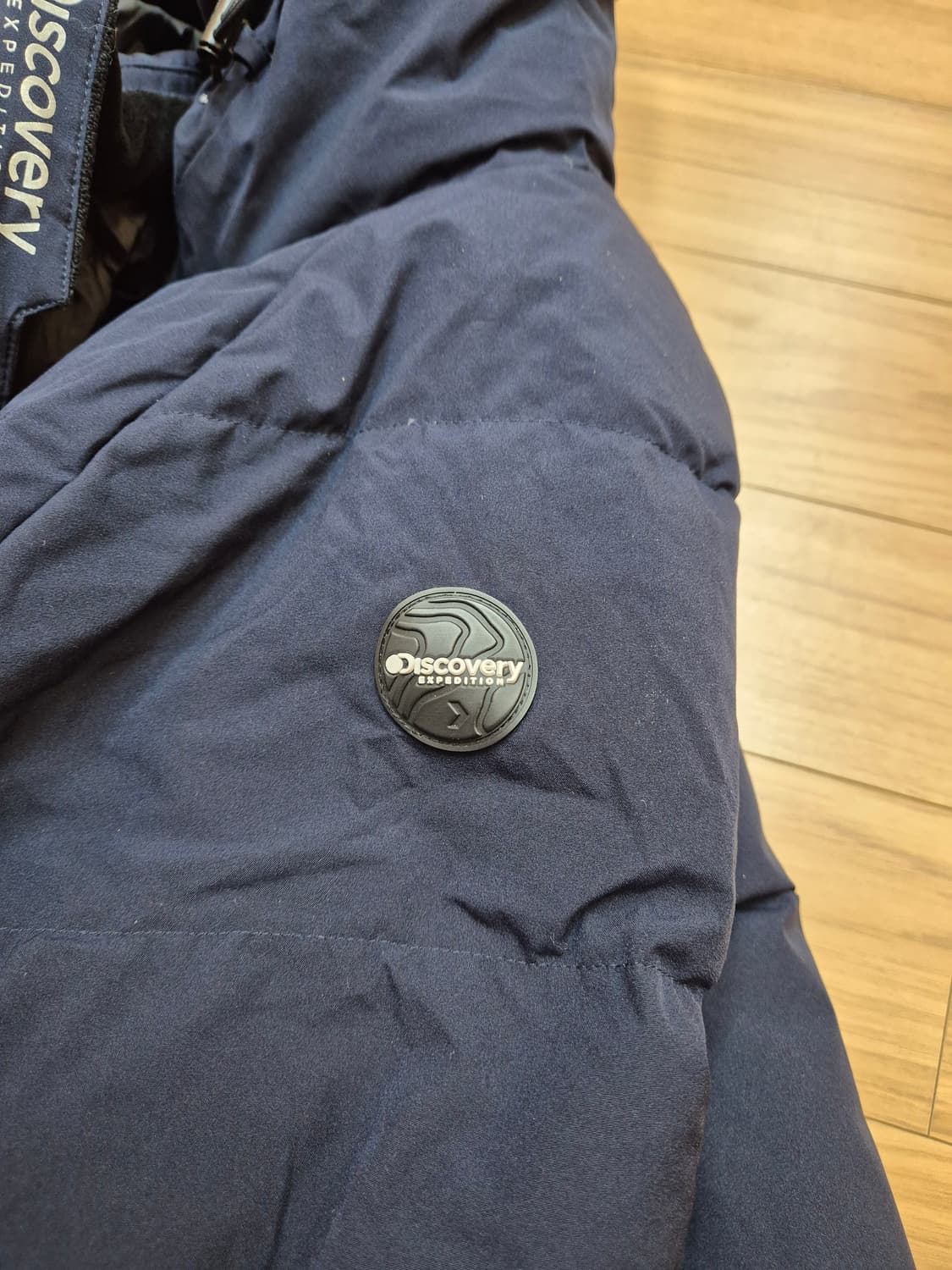 디스커버리 키즈 네이비 패딩 140사이즈입니다. 가슴둘레 73cm이고,  상품이미지7