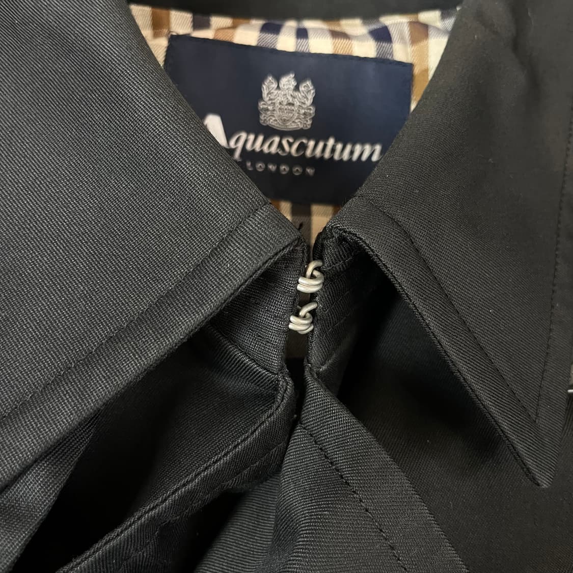 아쿠아스큐덤 블랙 더블 트렌치 코트 상품이미지4