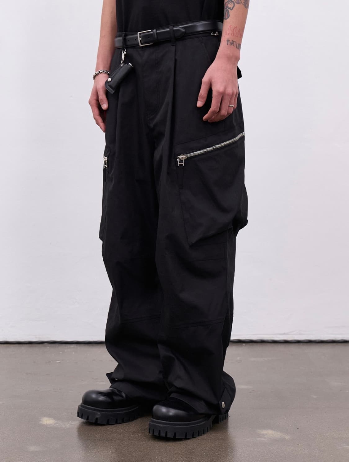 이에이 IEY ANGLE CARGO PANTS 블랙 상품이미지5