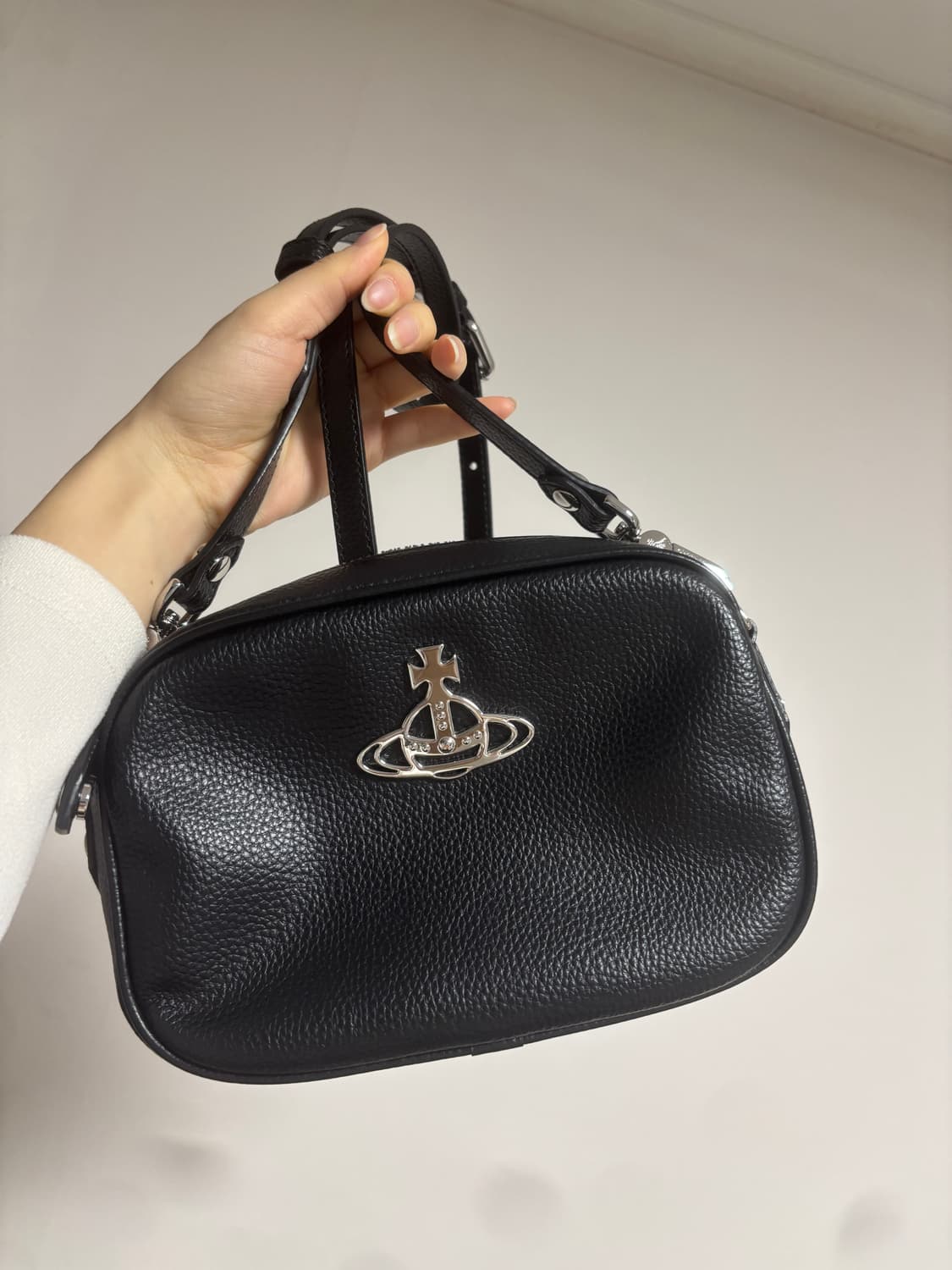 비비안웨스트우드 블랙 안나 카메라백 (원가 37만원 이상) 상품이미지2