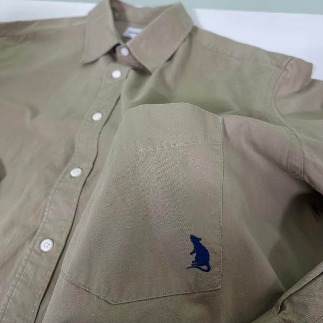 L 105 에스피오나지 베이지 마우스로고 오버핏 옥스퍼드셔츠 상품이미지1