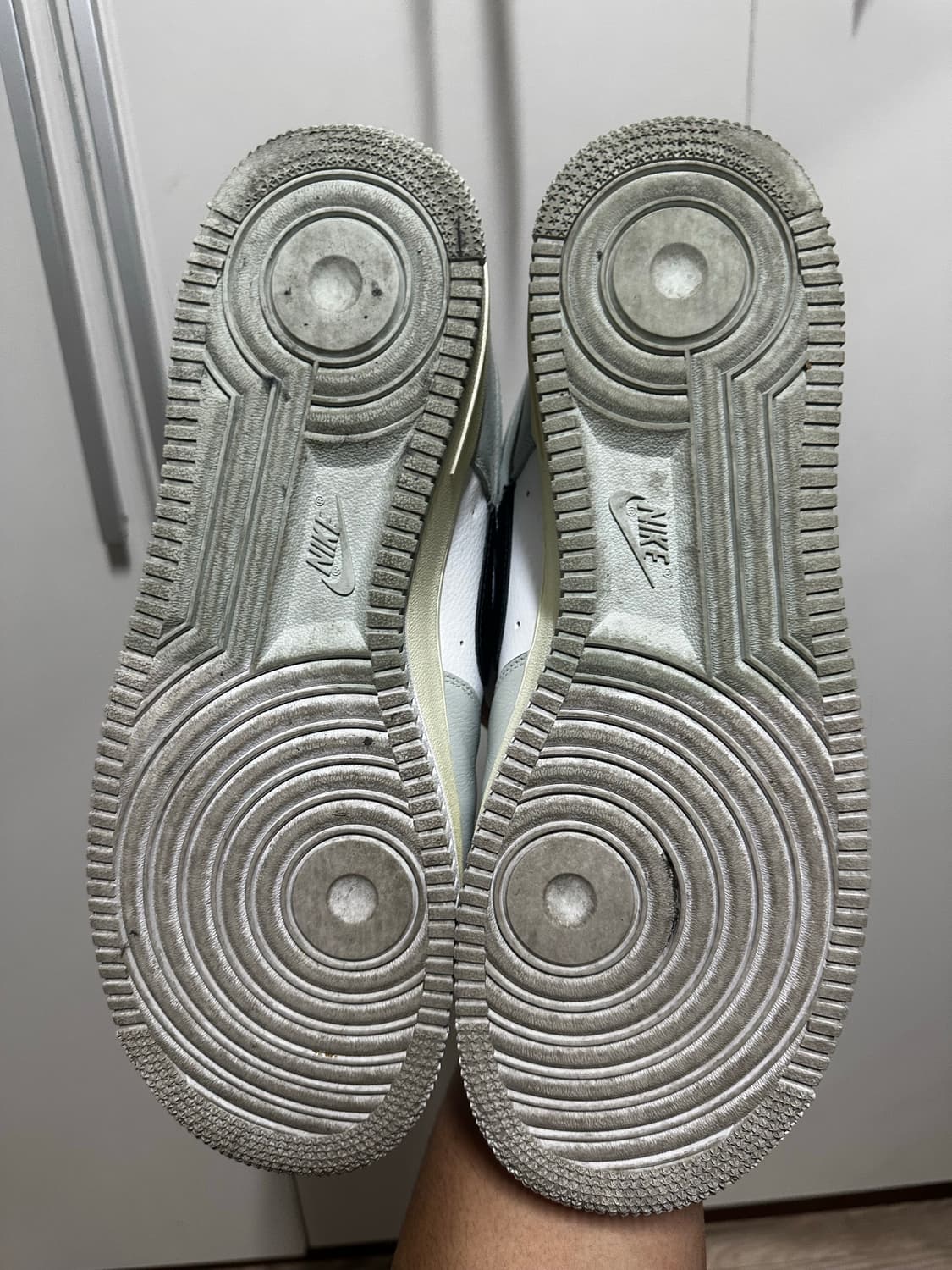 나이키 에어포스1 흰/회색 스니커즈 상품이미지6