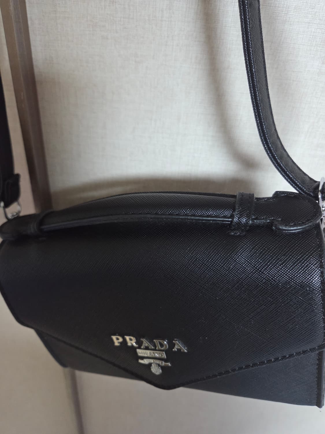 삼각 은장로고 사피아노 크로스백 블랙 상품이미지4