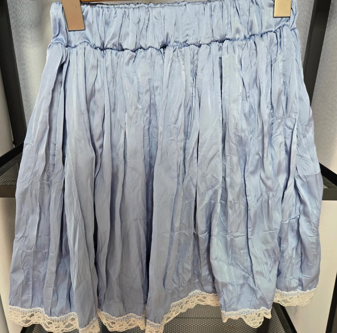 하늘색 새틴 레이스 스커트 상품이미지1