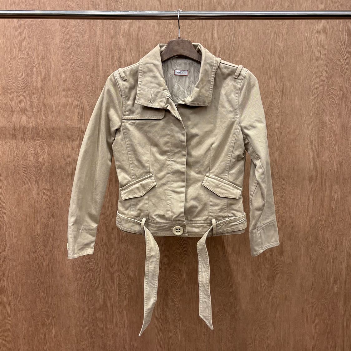 막스앤코 코튼 트러커 자켓 플랩 포켓 버튼 벨트 안감 퀄팅 디테일 베이지 상품이미지2