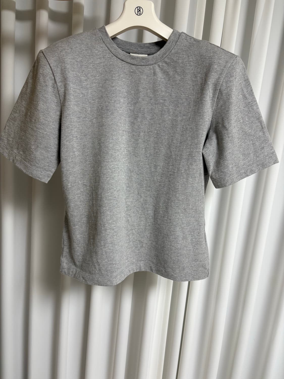 CERTAIN(매그제이) 로고 패드 티셔츠 - 그레이 상품이미지1