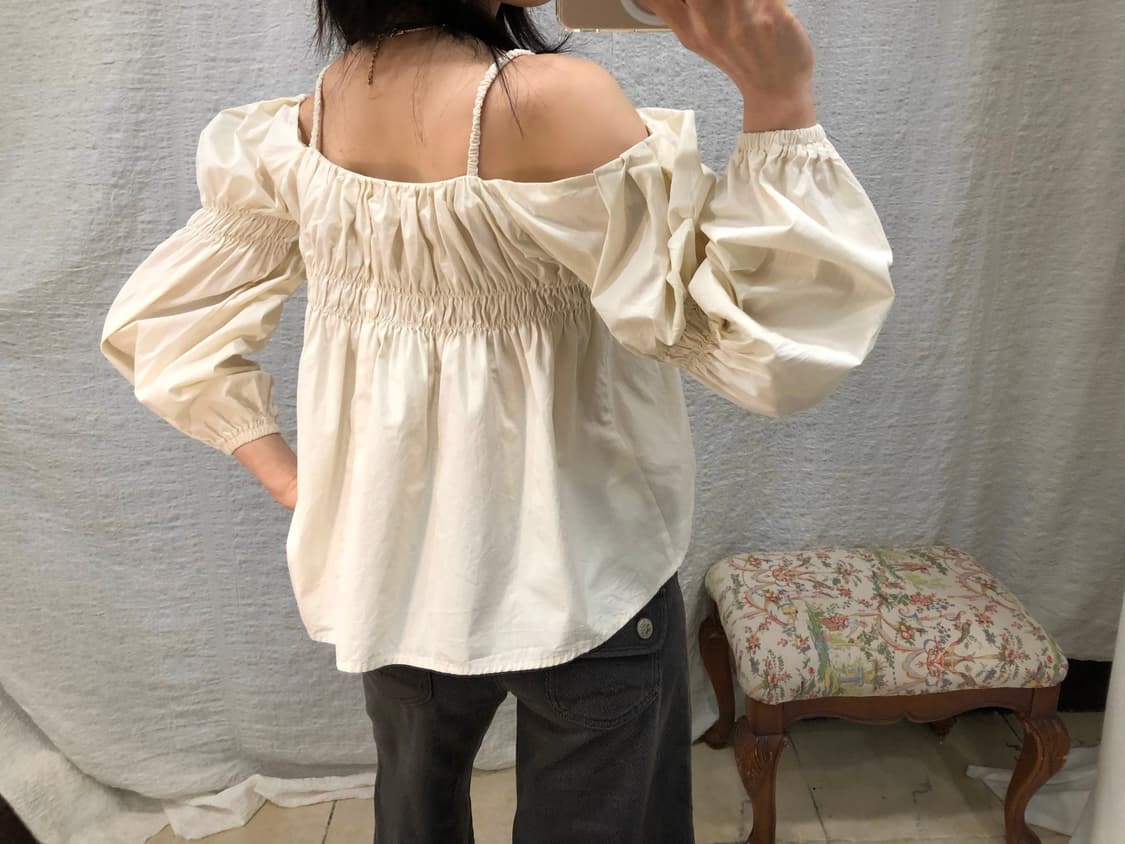 Soft Breeze Off-Shoulder Top 상품이미지3