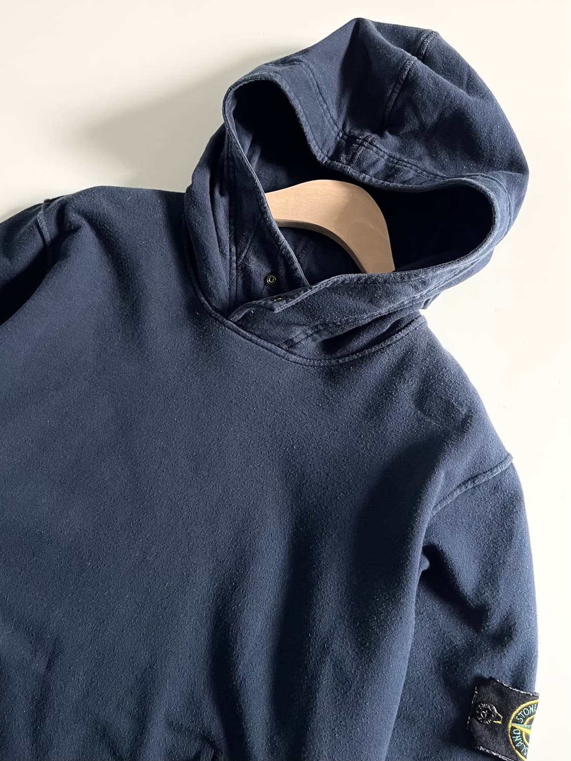 Stone Island 스톤 아일랜드 네이비 와펜 포켓 후드티 상품이미지4