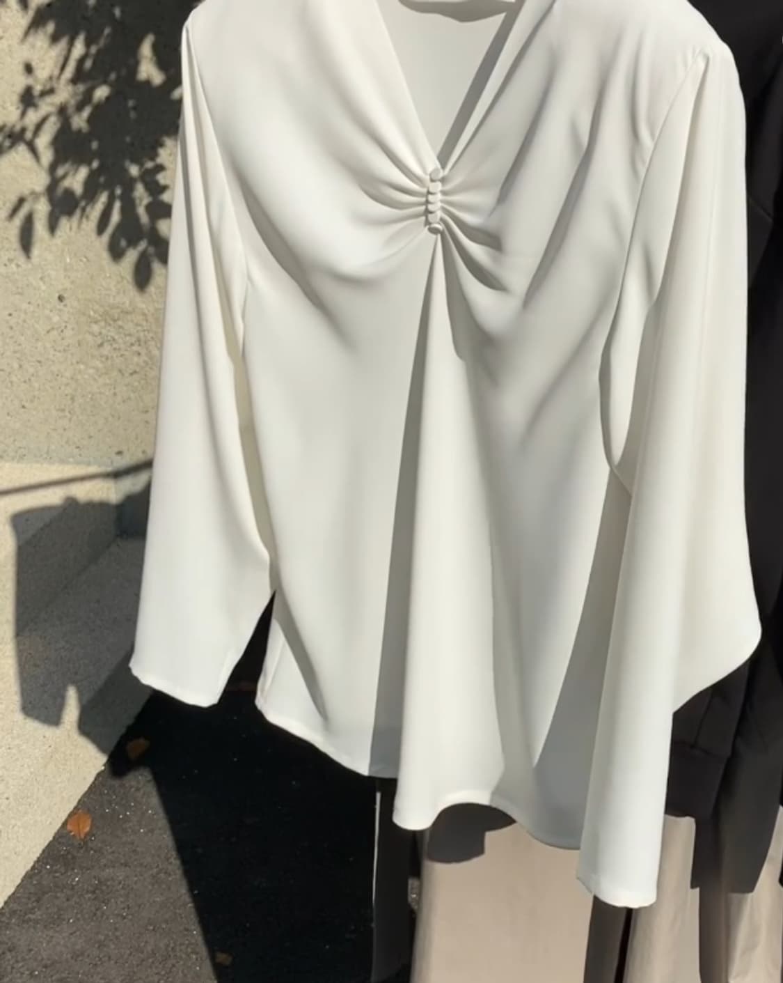 드래곤블루스 버튼 V셔링 블라우스 상품이미지1