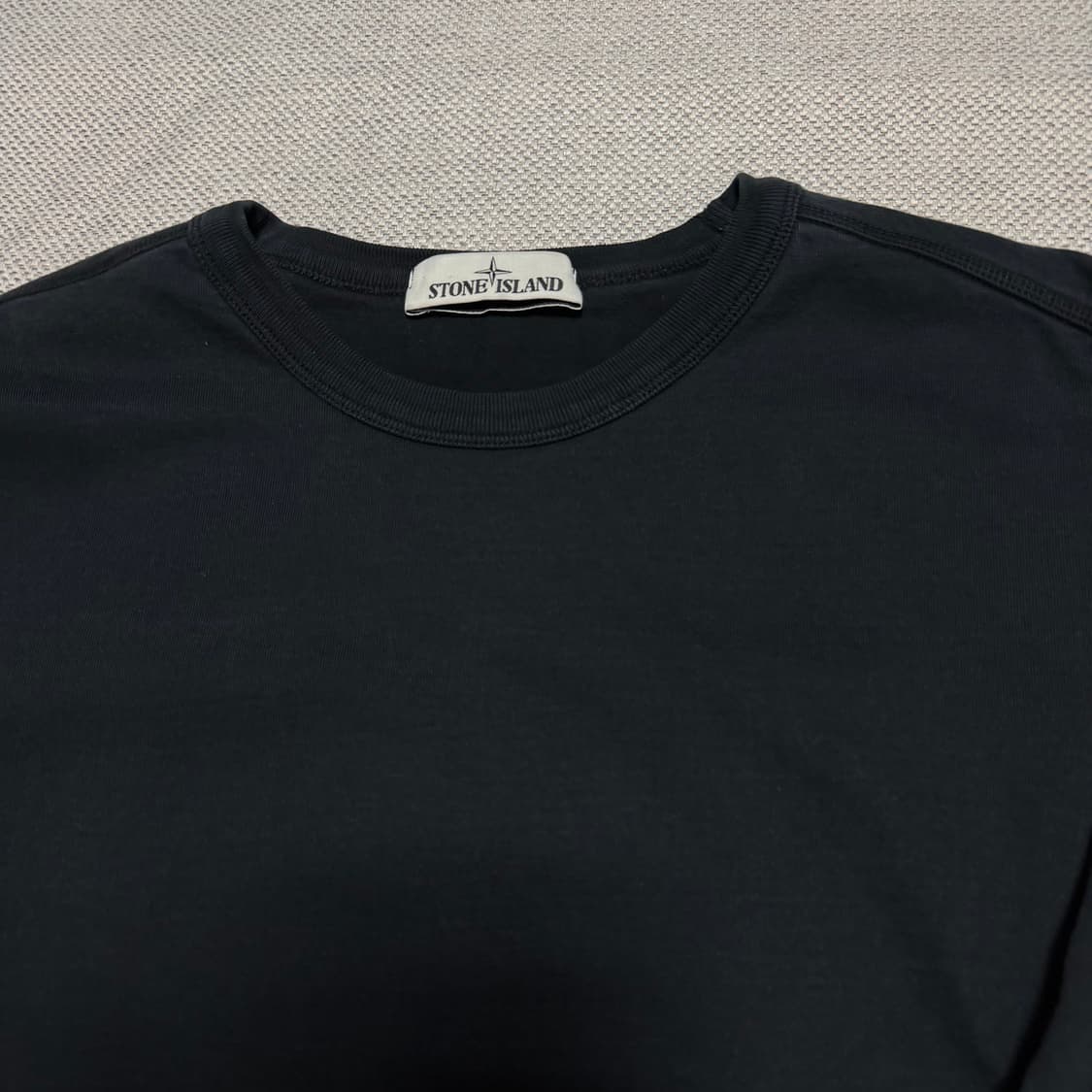 스톤아일랜드 와펜 블랙 맨투맨 상품이미지2