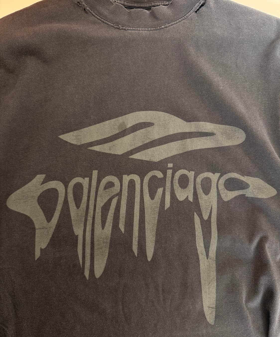 발렌시아가(Balenciaga)의 메탈릭 로고 프린트 티셔츠  상품이미지1