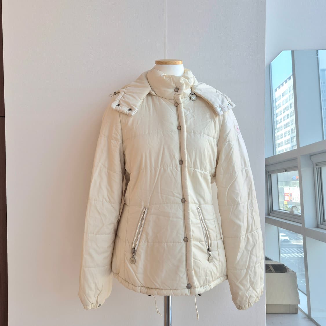 버버리 블루라벨 하트참 아이보리 패딩 (모자 탈부착 가능) 상품이미지1