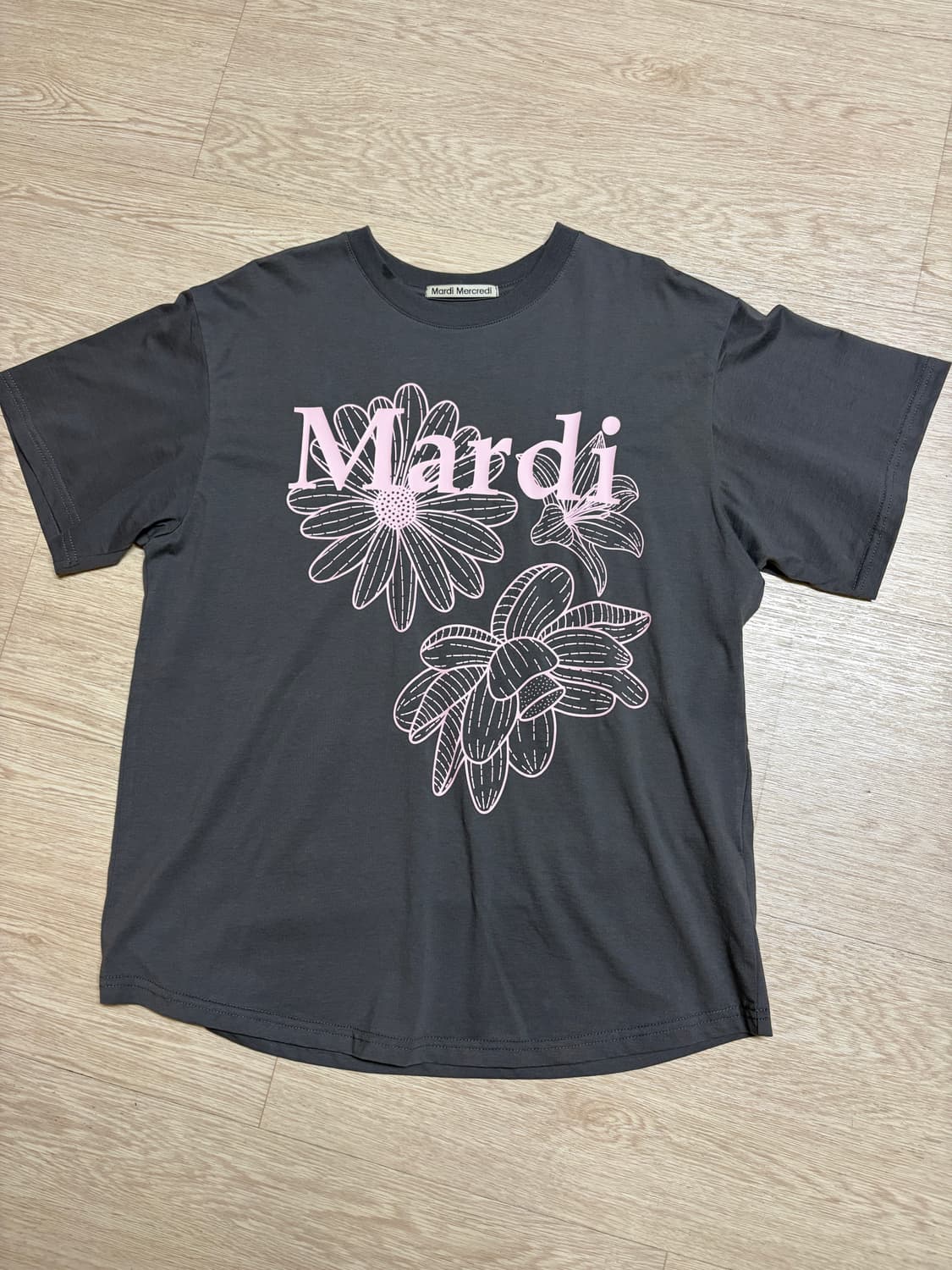 마르디 메크르디 TRIPLEFLOWER 반팔 차콜 상품이미지1