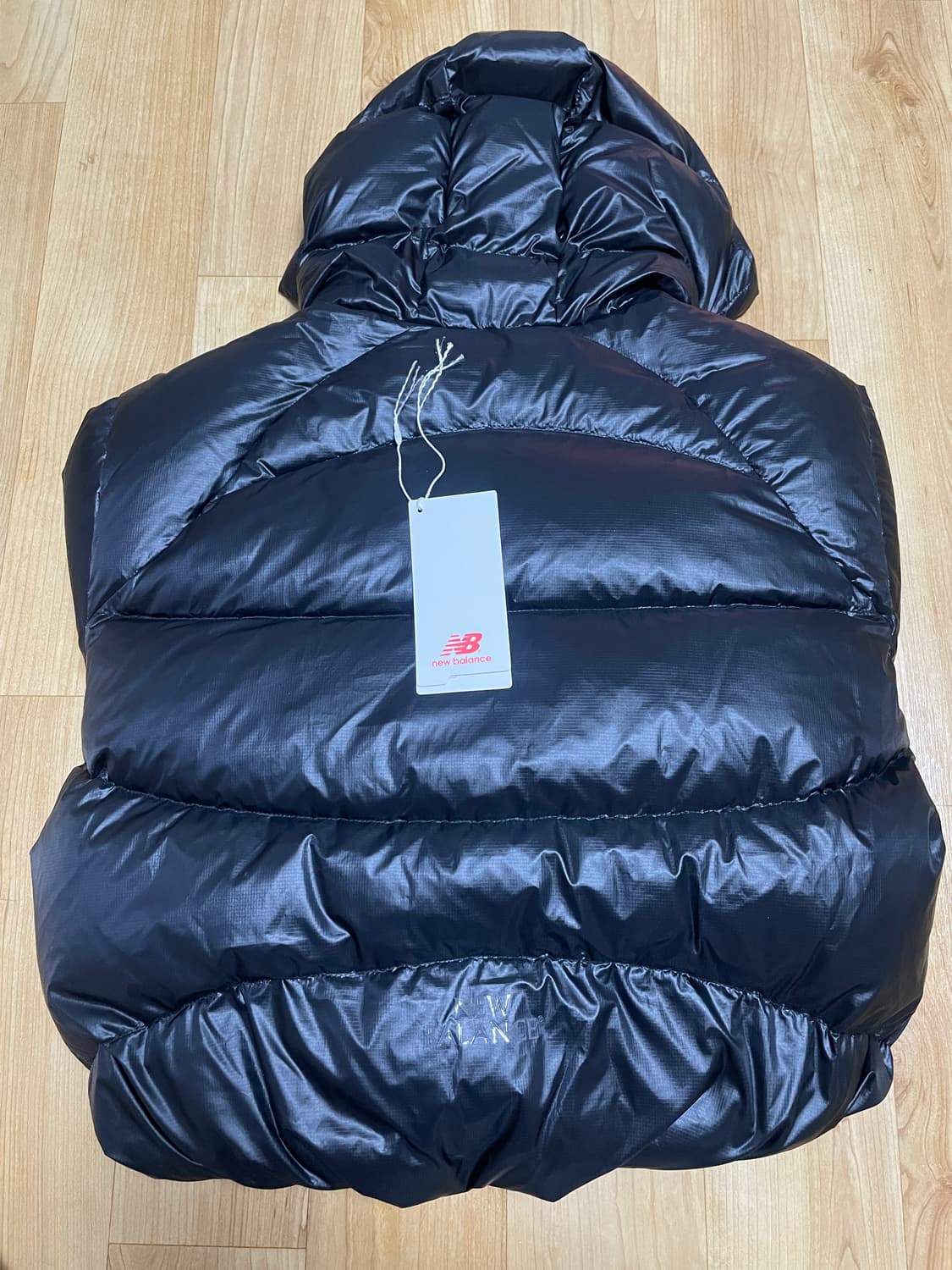 뉴발란스 패딩 우먼 플라잉 후드형 숏다운 S사이즈 글로시 블랙 새상품 상품이미지7