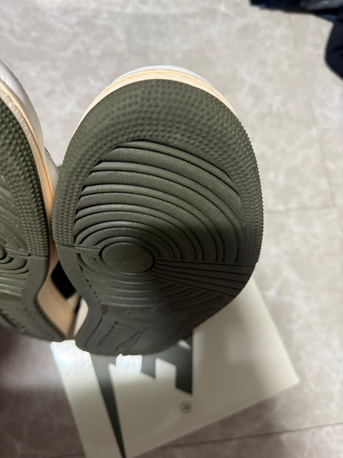 275사이즈 나이키 조던1 트래비스 스캇 로우 미디엄 올리브 상품이미지8