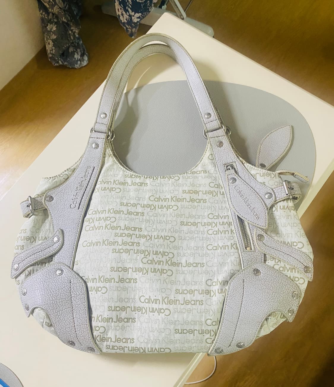 켈빈클라인 빅사이즈숄더백 (그레이앤화이트) 상품이미지3