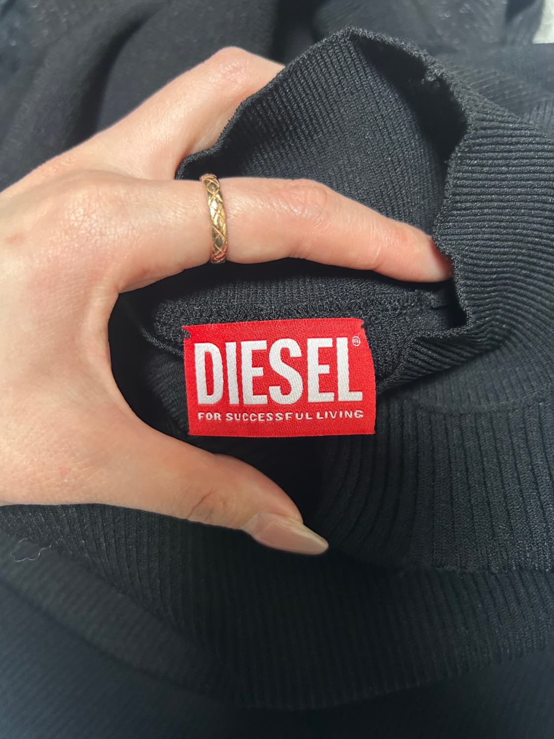 디젤(DIESEL) 롱 슬리브 리브 니트 원피스 블랙색상 상품이미지3