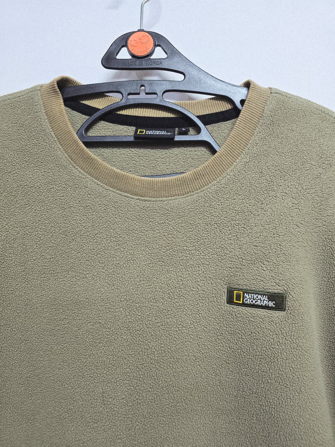내셔널지오그래픽 플리스 맨투맨 카키 상품이미지2