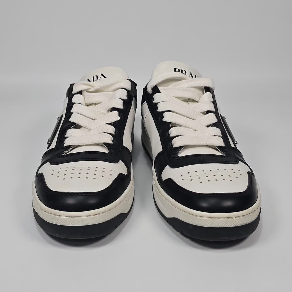 프라다 다운타운 퍼포레이트 가죽 스니커즈 ( 220 ) 상품이미지2