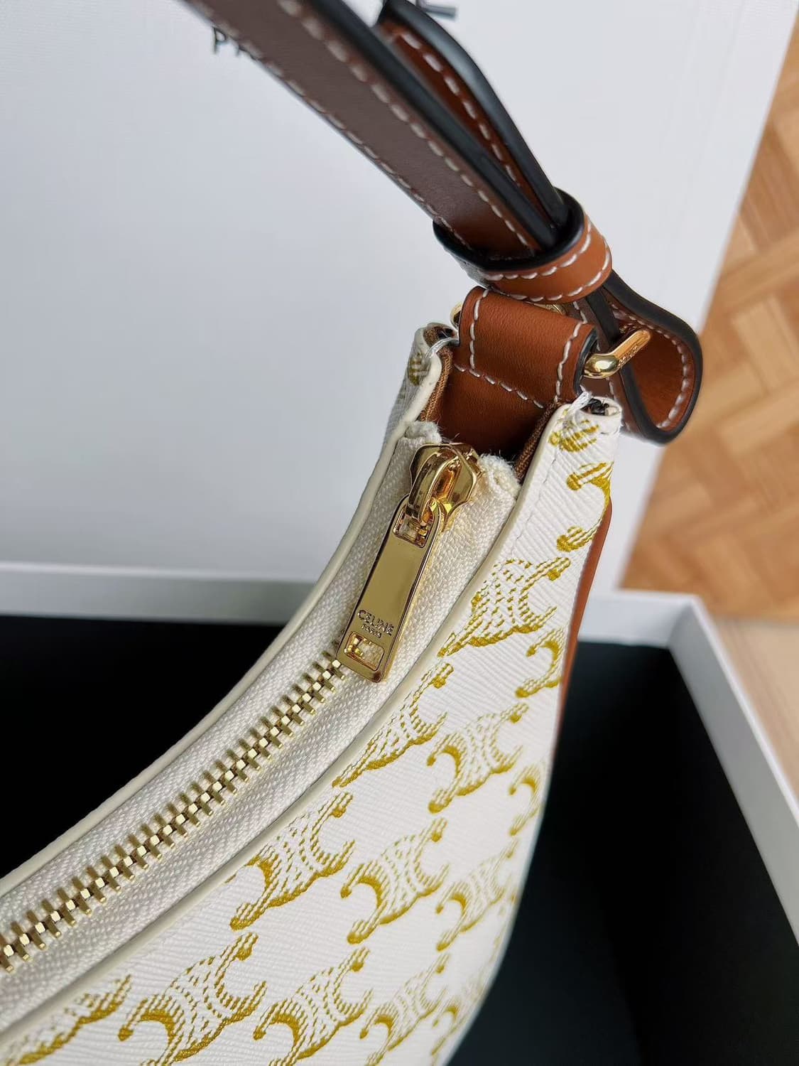 셀린느 트리옹프 캔버스 & 카프스킨 아바백 화이트 193952BZJ-01 상품이미지2