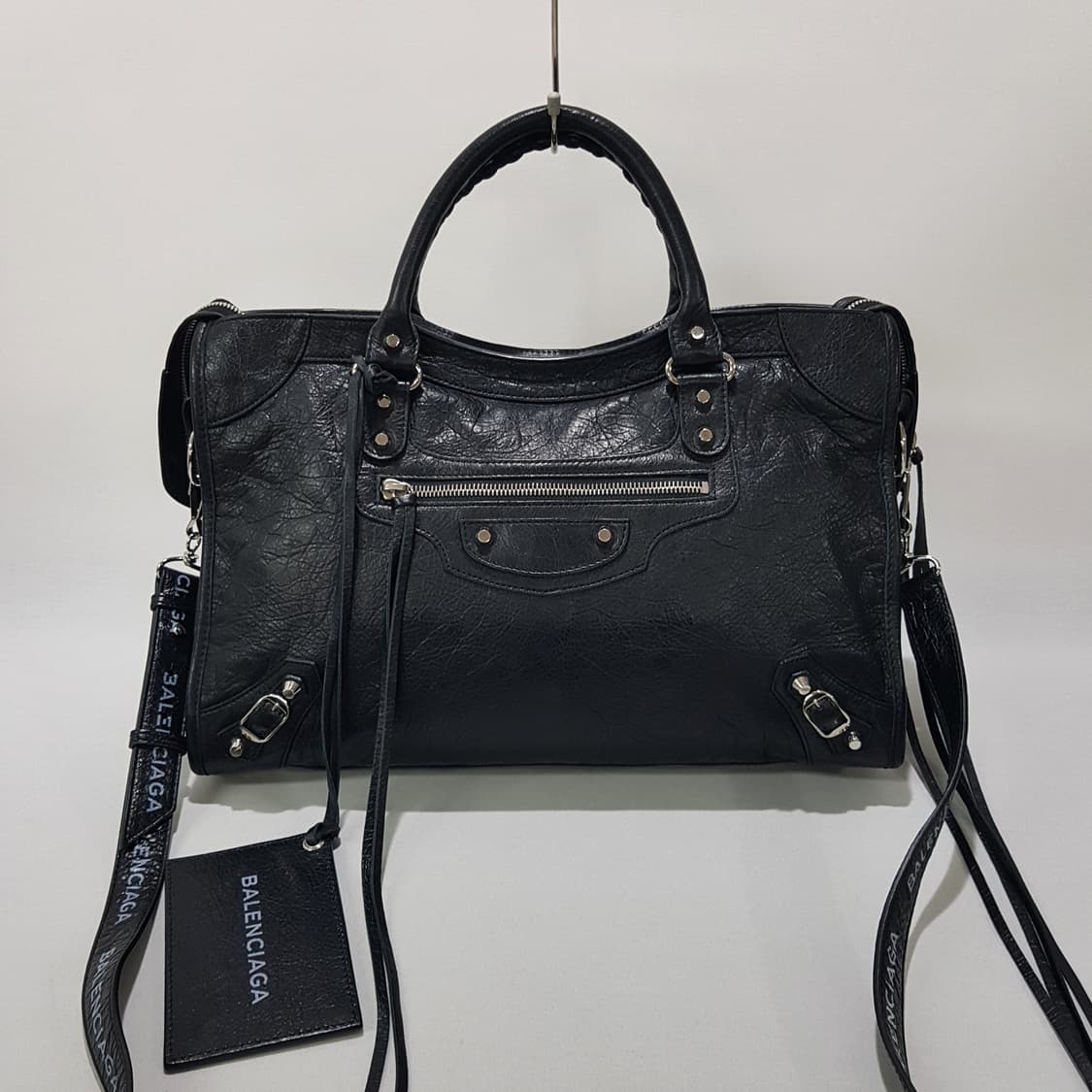 발렌시아가 클래식 모터백 미디움 로고 스트랩  상품이미지2