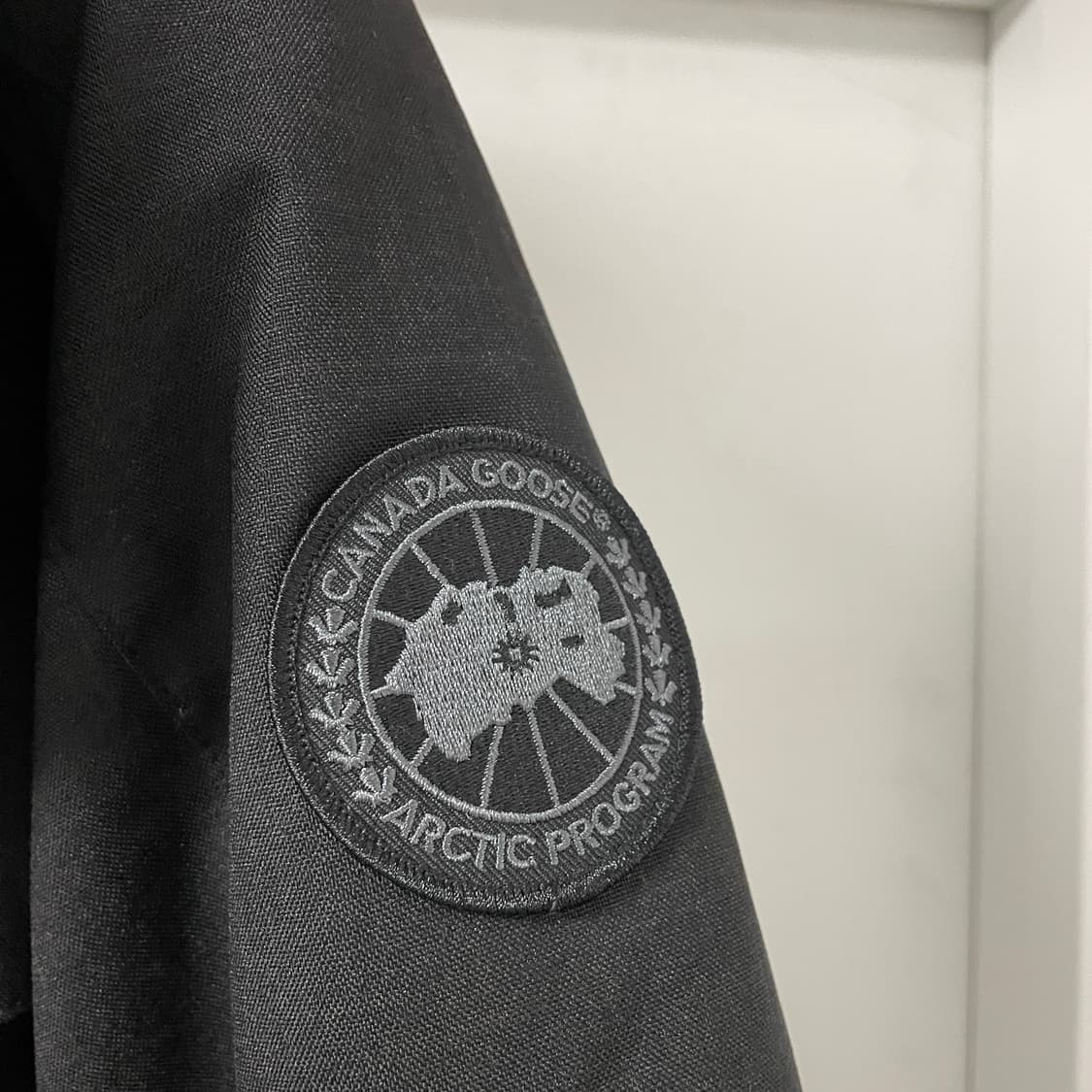 캐나다구스 브란타 블랙라벨 패딩 L 상품이미지4
