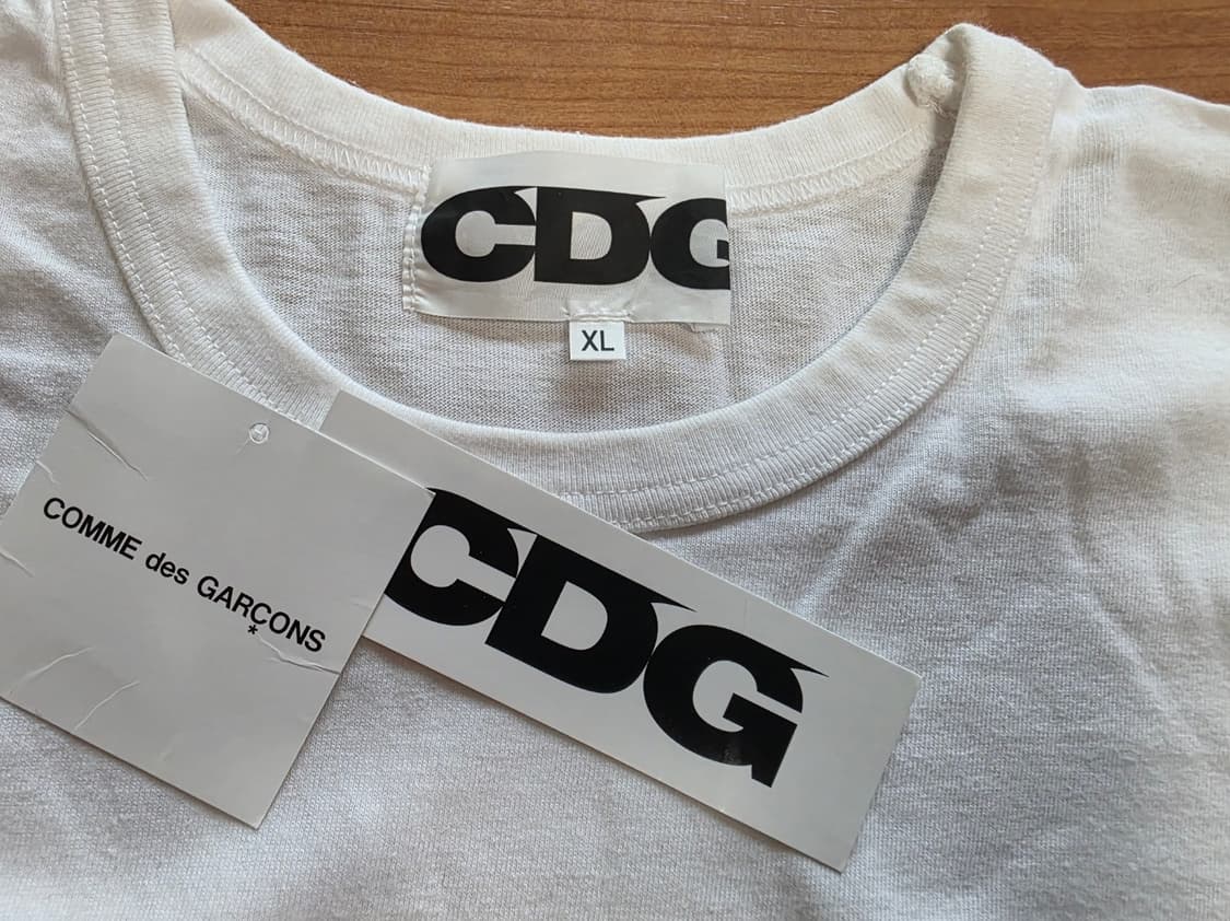 CDG 꼼데가르송 로고 프린트 티셔츠 화이트 상품이미지4