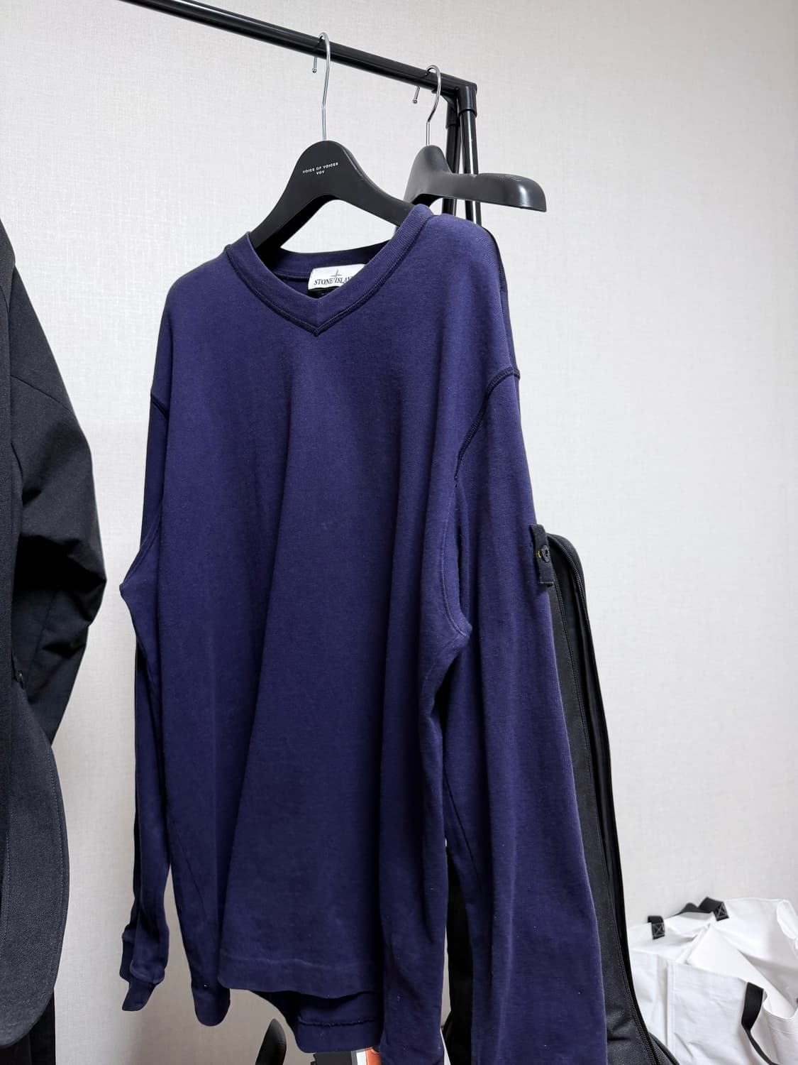 스톤아일랜드 네이비 브이넥 맨투맨 티셔츠 상품이미지1