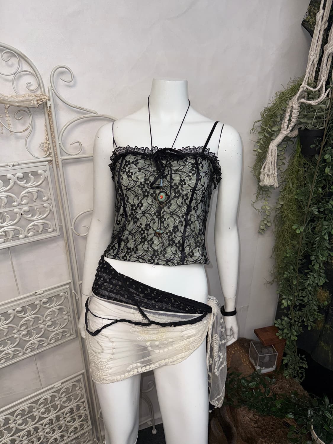 Black ethnic floral lace ribbon 슬리브리스 상품이미지4