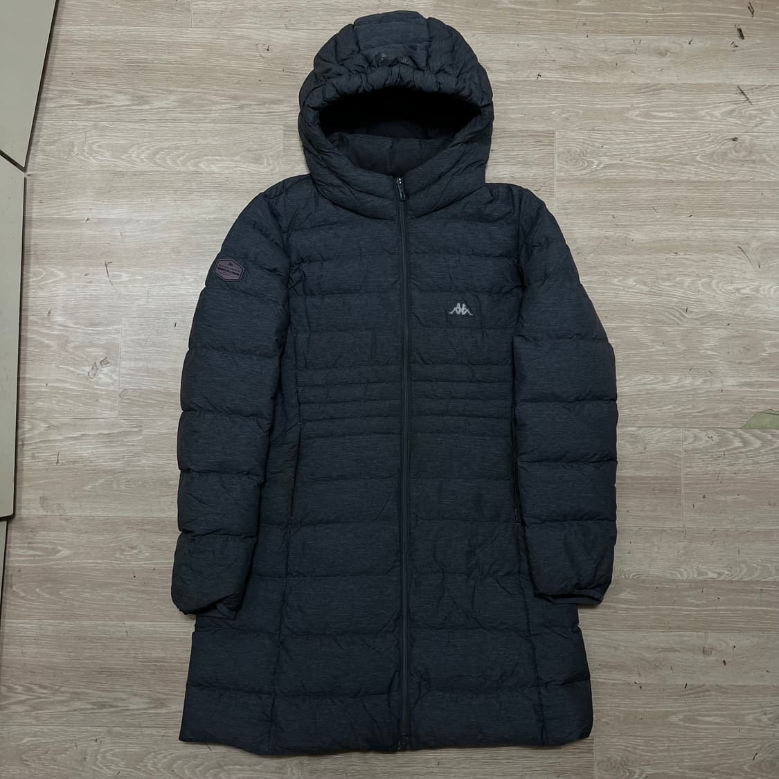 카파 여성 구스다운 와펜 로고 후드 경량 롱패딩 점퍼 [차콜] L/95 상품이미지1