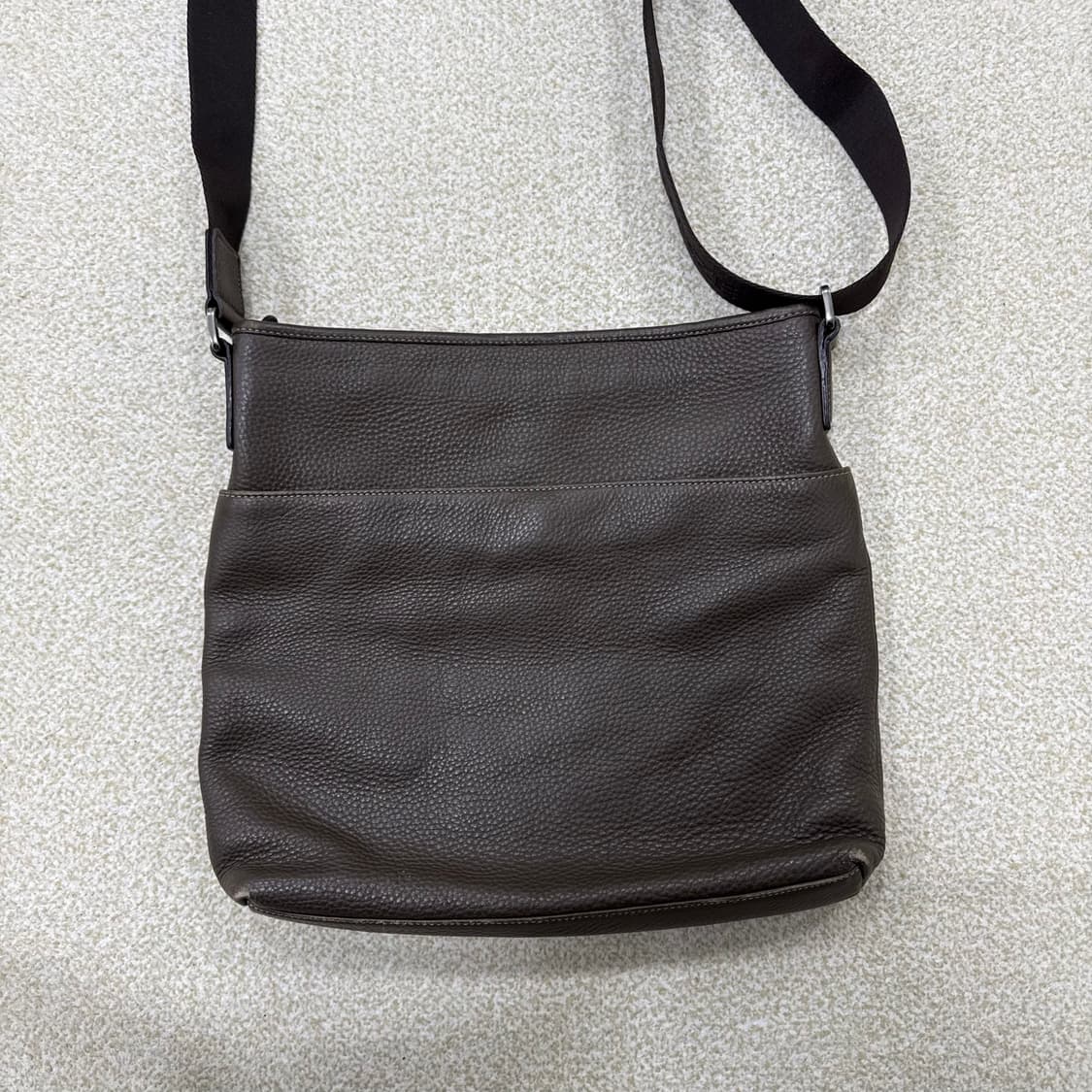 루이까또즈 페블 가죽 크로스백 0129T2 상품이미지2