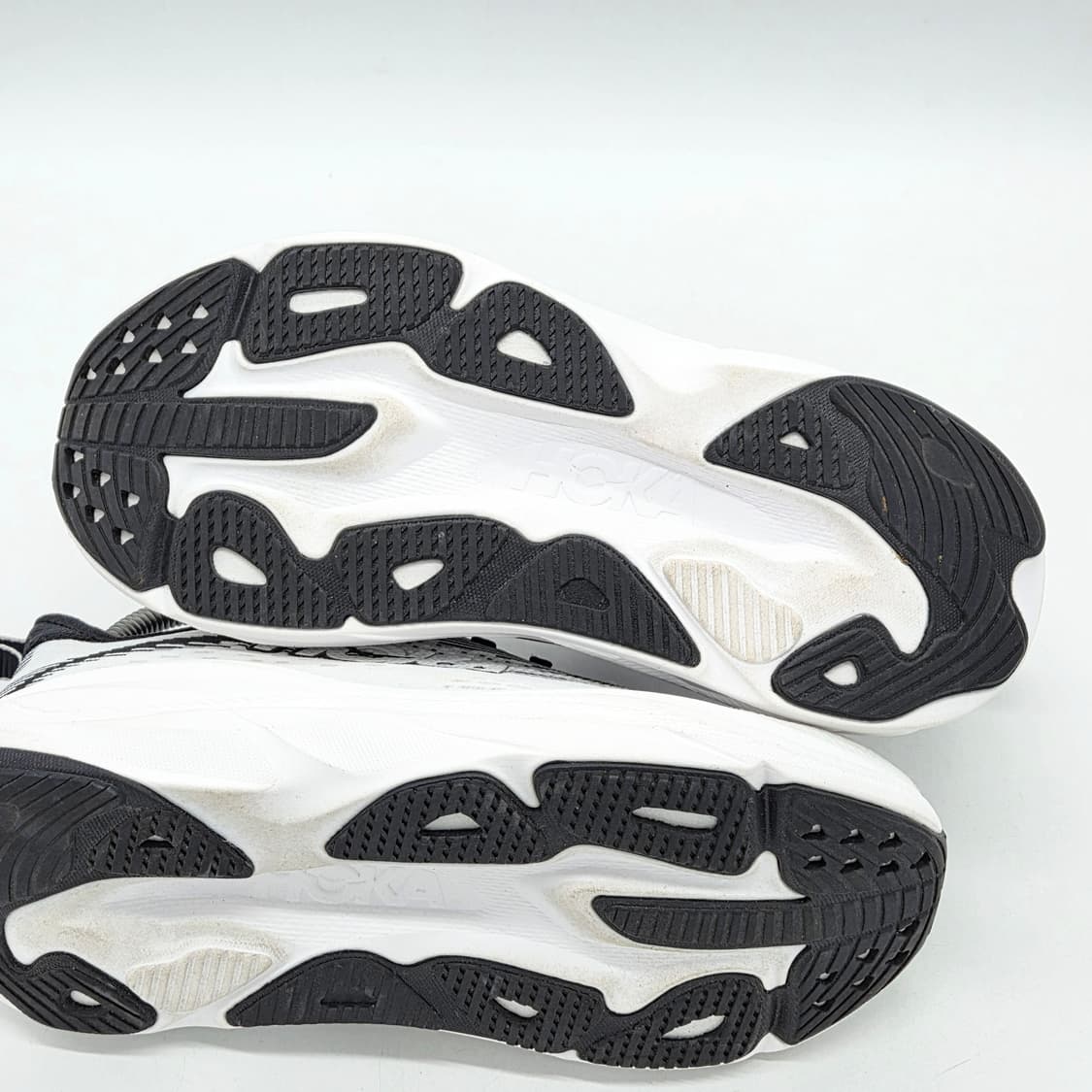  호카 우먼스 스카이플로우 블랙 화이트 (245 wide)  상품이미지3