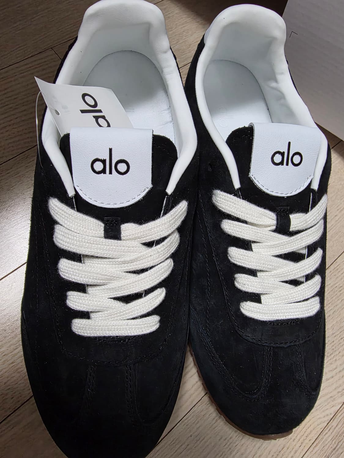 ALO 블랙 스웨이드 운동화 상품이미지3