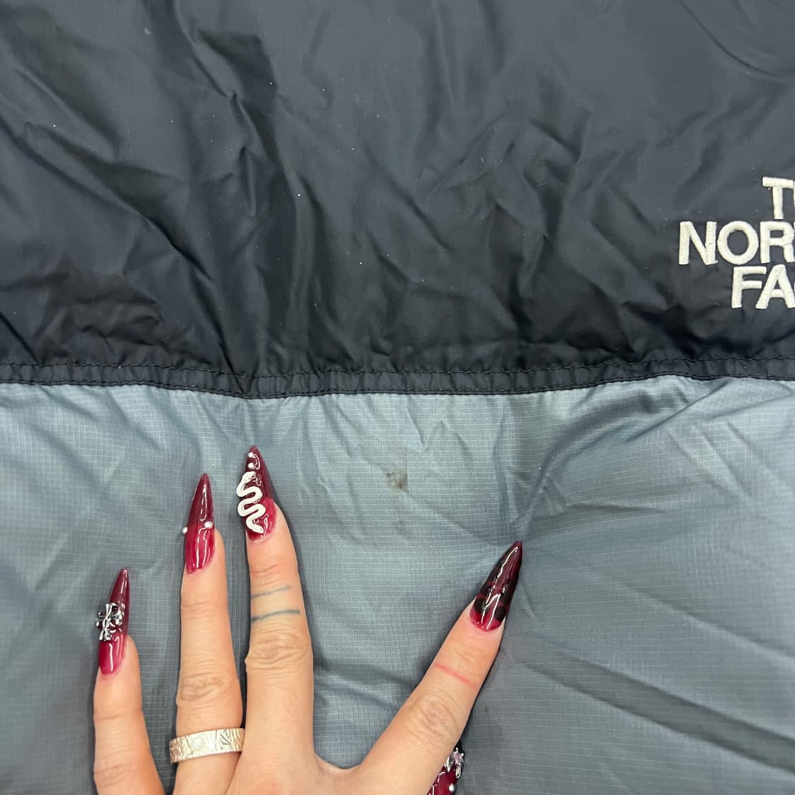 노스페이스 그레이 눕시 700 패딩 상품이미지7