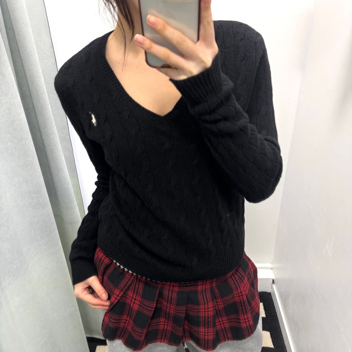폴로 블랙 브이넥 케이블 니트 상품이미지1