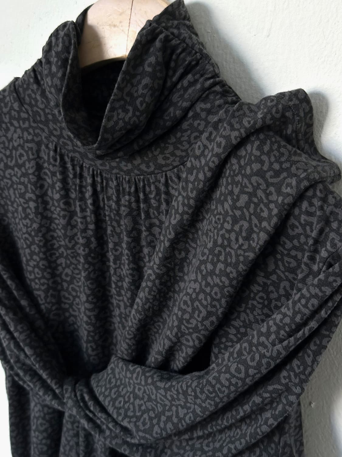 Leopard pattern high gauge stretched top 상품이미지1