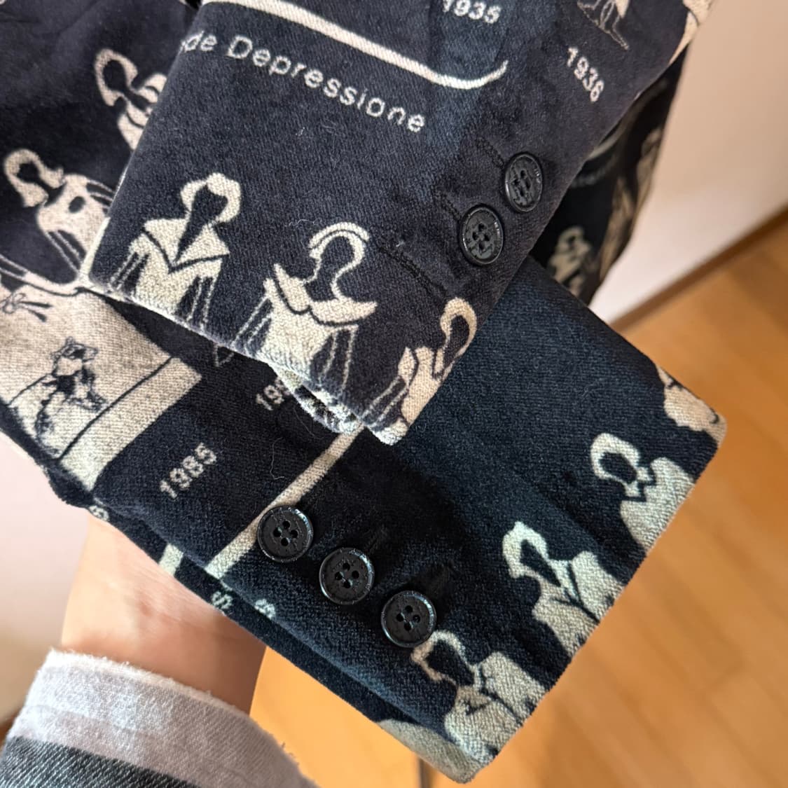 90s 모스키노 ‘Fashion Over the Years‘ 벨벳 자켓 상품이미지5