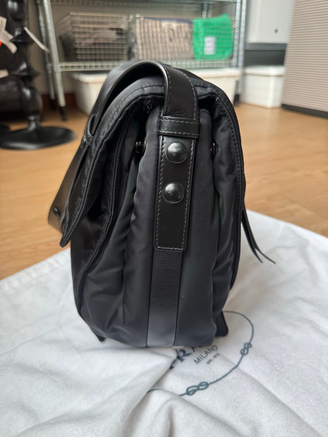 [S급/25년식] 프라다 리나일론 패딩 숄더백 라지 (맥북수납/NFC칩) 상품이미지9