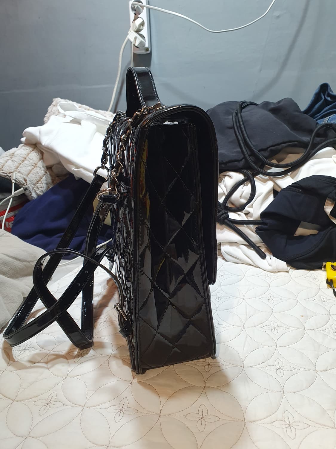 블랙 에나멜 퀼팅 체인 백팩 상품이미지4