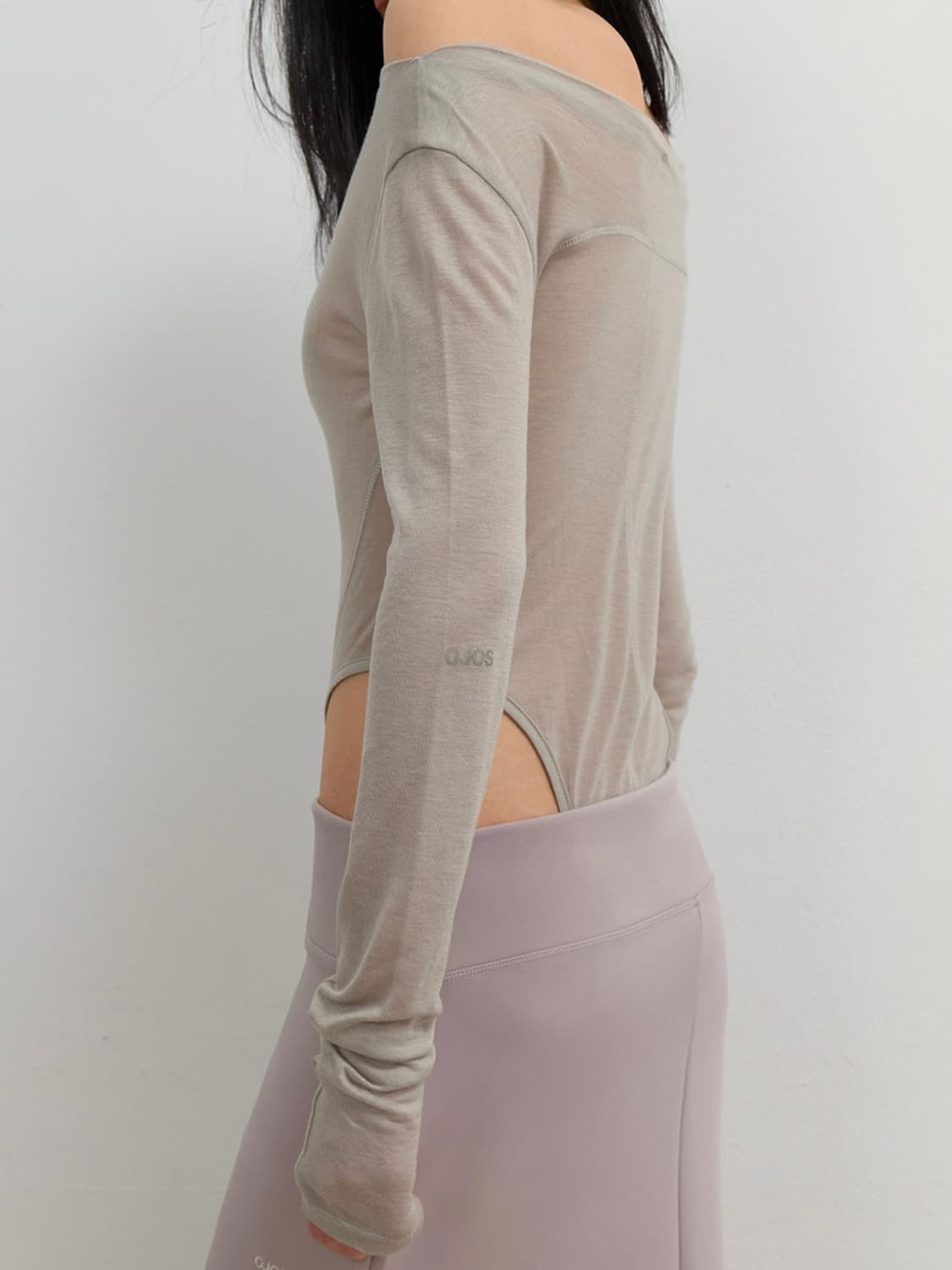 오호스 커브드 컷 레이어드 티 웜그레이 상품이미지3