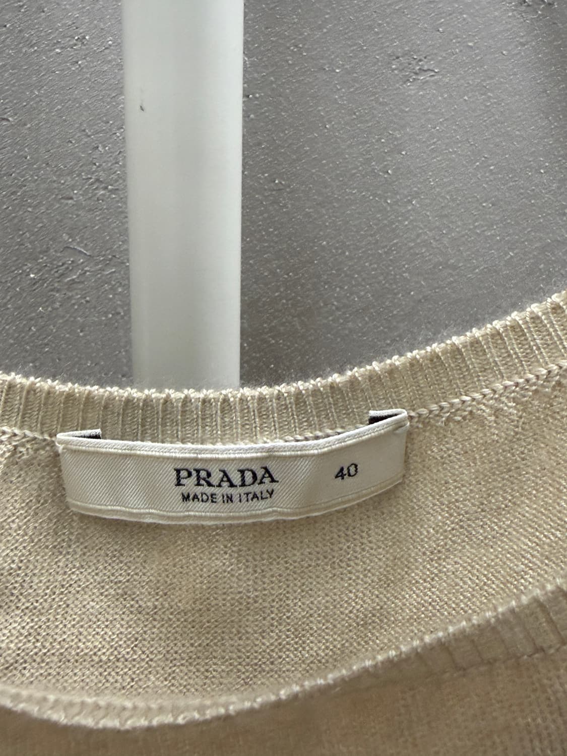 프라다 스퀘어넥 니트 베이지 40 상품이미지5